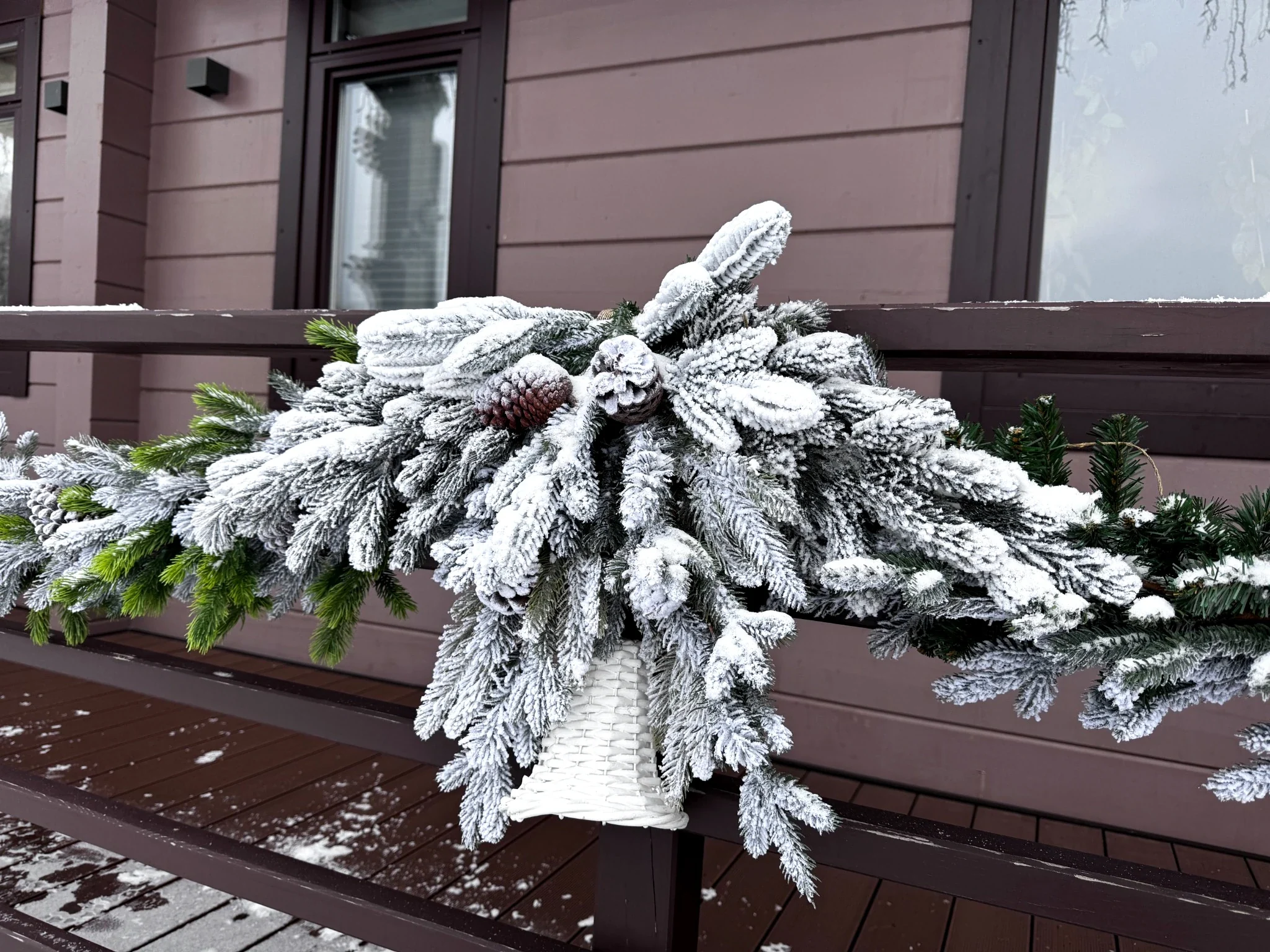 Хвойное оформление перил террасы PineDecor